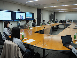 社長と女性従業員との意見交換会風景