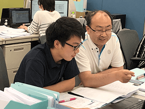 左)産業施設事業部にて研修中の翟 江波さん(新日空(中国)建設有限公司)