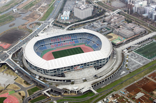 日本最大規模の観客収容能力を誇る「横浜国際総合競技場」（日産スタジアム）の空調施工