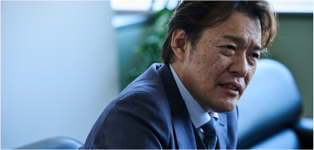 スーツを着た男性
