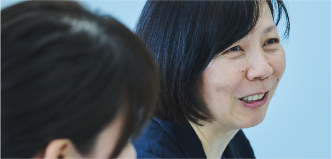 話す女性