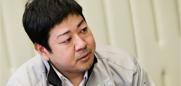 相談する男性