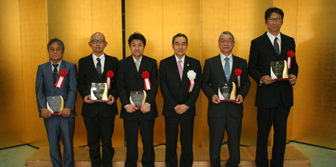 髙橋社長（中央）と認定者の皆さん