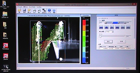 写真2 簡易型ベクトル計測ソフトウエア「plus PIV」
                        （「plus TRACER」を使用して、クリーンルームにある棚の周辺気流をベクトル表示したパソコン画面）