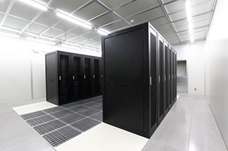 ②DATA CENTER LAB．室内